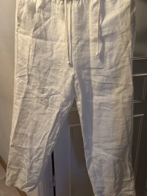 Oanvända Vita linnebyxor Weekday  - storlek M, pris kan diskuteras