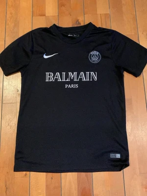 Balmain psg tshirt - Perfekt skick, varit väldigt försiktig när jag har använt den.
