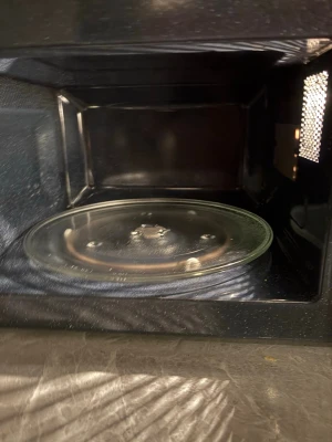 Samsung mikro  - säljer helt ny Samsung mikro då jag inte behöver den längre eftersom jag har fått en ny har använt den 5 gånger.  pris kan diskuteras med snabba affärer. Finns att hämta i Stockholm Solna 