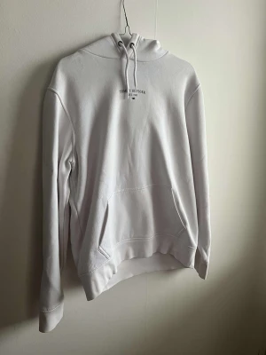 Tommy Hilfiger vit tröja M - Tommy Hilfiger vit tröja storlek M