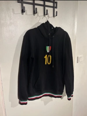 Dolce Gabbana hoodie  - Den är helt som ny . Super fint . Alla detaljer på bilderna . Den passar storlek M och L perfekt 