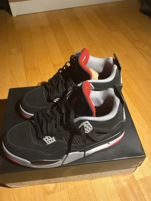 Jordan 4 Bred  - Nike Air Jordan 4 sneakers i svart med röda och grå detaljer. Passar 43-44. Bara höra av er!
