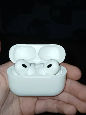 Airpods 1:1 - Airpods 1:1 funkar bra har knappt använt ljudet är bra kommer up som riktiga och finns ljudbrussning