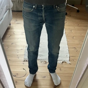 Blå A.P.C. Jeans  - Säljer ett par selvedge jeans från A.P.C rätt slitna därav priset de har flera hål. Riktigt feta med slim passform. Modell petit standard jean droit etroit. W27/27tum. Apc jeans. Snygga fades