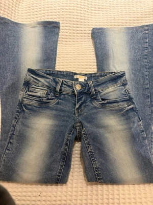 Low waist bootcut jeans från Gina Tricot XS - Low waist bootcut jeans från Gina Tricot 14+ i storlek XS. OBS, dessa är uppsydda då passar folk som är ca 155-160cm långa! (Själv är jag ca 160cm). 
