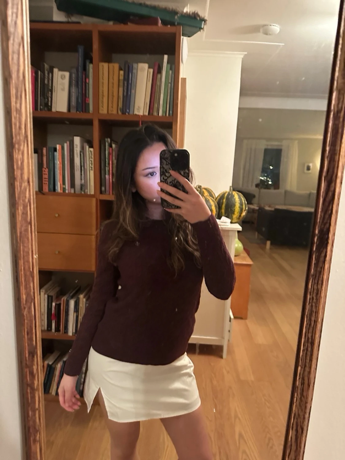 Vit kortkjol med slits