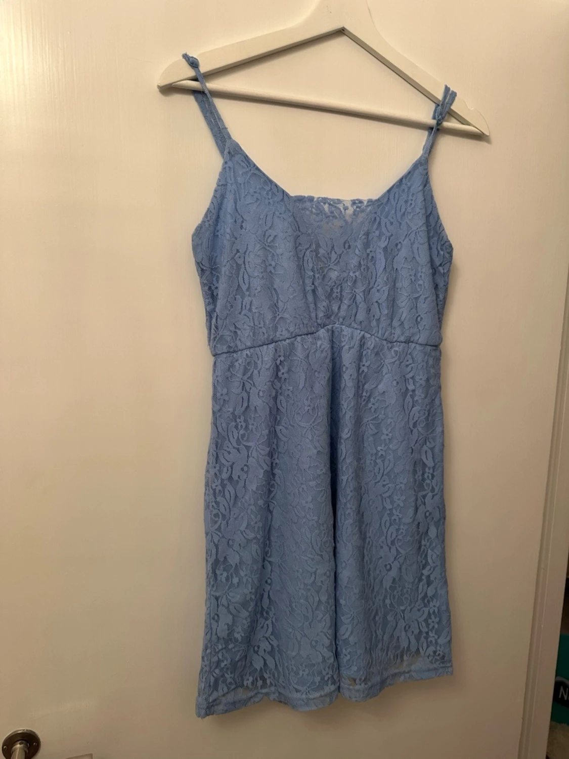 Ljusblå spetsklänning med smala axelband - 1