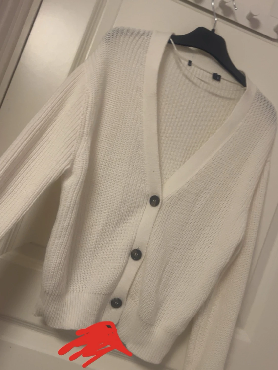 Vit stickad kofta med knappar