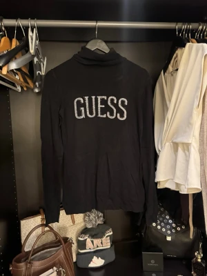 Svart långärmad polo tröja - En svart långärmad polotröja från Guess. Den är äkta. Storlek S men passar även M och kanske L. Den är väldigt strechig.