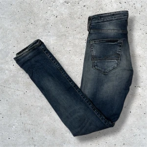 Jack&Jones jeans Slim/Glenn - Säljer detta sjukt snygga par jeans från Jack&Jones. Jeansen är i modellen Slim/Glenn och stl W31 L34, mycket bra skick. Hör av er vid frågor, pris kan diskuteras vid snabb affär!