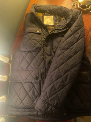 Quiltad svart jacka från Zara - Säljer en riktigt fet svart quiltad jacka från Zara  . Perfekt för våren  riktigt skön och    Har en klassisk look /grish 