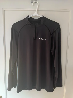 Gtech långärmad tränings tröja half zip - Super fin och skön, storlek XL. Inga defekter eller skador.