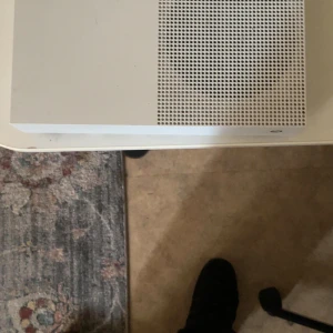 Xbox one - Xbox one i vitt utförande. Konsolen är kompakt och modern, men har synliga tecken på att den är öppnad eller delvis isärplockad. Perfekt för dig som söker en prisvärd spelkonsol, men var medveten om att skick och funktion kan behöva kontrolleras.