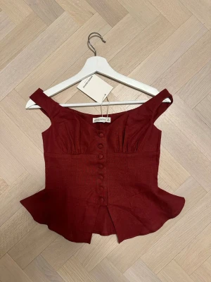 Vinröd korsettopp från MindYourStyle - Vinröd korsettopp med offshoulder-skärning och knappar framtill. Ny med lappen kvar!❤️