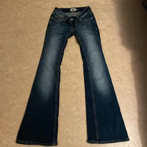 Lågmidjade jeans - Lågmidjade jeans, storlek xxs men sitter väldigt tight (stav) och är väldigt långa. De finns en liiiiiten röd fläck på dom men de är inget man tänker på. Köpte dom för 400kr och har aldrig använt dom. Skriv gärna om ni har funderingar