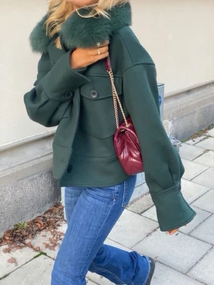 Meotine jacka - Säljer denna gröna Meotine jackan i storlek S/M, jättebra skick! Lånad bild💞 