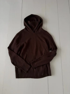 Stickad Massimo Dutti Hoodie  - Stickad Massimo dutti hoodie i storlek S, endast använd ett par gånger.
