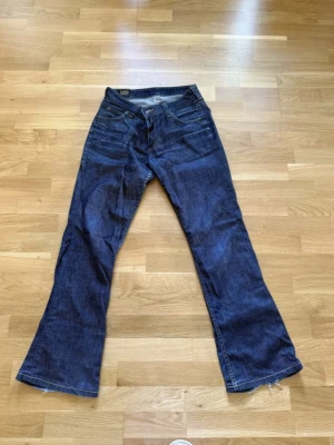 Lee jeans - Lee jeans i storlek M, lite långa på mig som är 156. Dem är lite slita men är även trasiga längst ner i benen som man ser på bilden. 