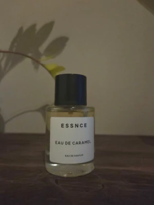 Essnce Eau de Caramel parfym - Säljer Eau De Caramel från essnce. Enkel och stilren flaska som passar perfekt för dig som vill sticka ut med en unik doft. Använd ett fåtal sprut!