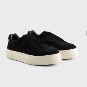 Eytys skor - Ett par jättefina knappt andvända sneakers från eytys Säljer pga lite användning🥰 Är öppen för byten