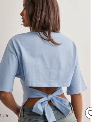 Slutsåld Nelly topp i blå - Säljer en ljusblå topp från Nelly som har en jätte fin öppning i ryggen. Den är slutsåld i denna färgen🦋💙i mkt bra skick! Köpt för 250 säljer för 190