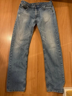 Ljusblå raka jeans från Batisini Jeans - Snygga ljusblå jeans från Batisini Jeans med klassisk femficksdesign och raka ben. Säljer då de är för stora för mig. Hör av vid frågor/mått💗