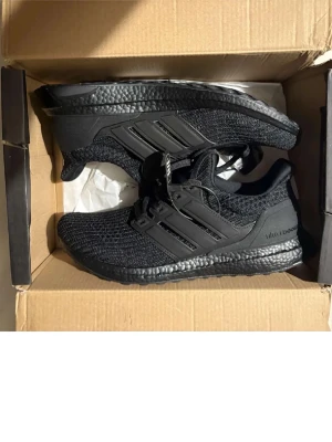 Adidas Ultraboost  - Svarta ultra boost säljs storlek 41/3. Mycket sköna säljer pga inte använde de så mycke. Mycke bra skick. Perfekta för allt passar me allt också. Hör av vid intresse!