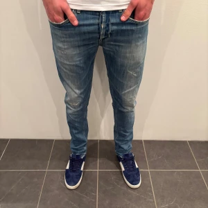 Dondup Jeans George  - Dondup Jeans George! Trendigaste jeansen på marknaden.  Skick= 9,5/10 Ny pris= 4000 kr Säljs för= 799 kr storlek 35 längd, 33 i midja (Modellen är destroyed från fabrik vilket är väldigt populärt)
