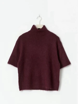 Vinröd stickad polotröja med kort ärm - Sjukt snygg vinröd stickad tröja som är slutsåld❤️använd fåtal gånger 