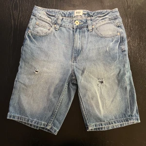 Ljusblå denimshorts från Lager 157 - Ett par ljusblå denimshorts från Lager 157 med slitna detaljer. 