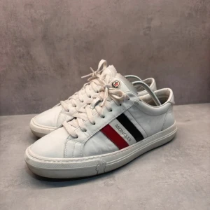 Moncler skor  - Moncler skor i modellen : New Monaco leather skor. Storlek 42 passar större. Dom är i mycket fint skick.💫 Det medföljer två stycken dustbags till skorna.