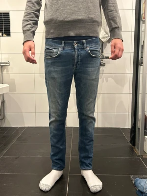Dondup jeans George  - Dondup jeans George storlek 32 men sitter som 29, midja : 38 cm och längd : 95cm. Mycket bra skick 