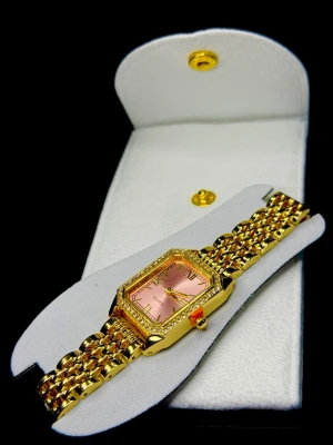 Quartz Diamondrose Edition *Helt ny* - Quartz Diamondrose Edition, helt ny och oanvänd. Den här klockan kännetecknas av sin mjukt roséfärgade urtavla som ger ett varmt och elegant intryck, kombinerat med en guldfärgad länk i smyckesdesign. Den rektangulära boetten och de diskreta indexmarkeringarna gör modellen stilren, feminin och lätt att bära till både vardag och fest.  Klockan levereras i tillhörande fodral, vilket gör den perfekt även som present. En modell för dig som vill ha något romantiskt, elegant och tidlöst snarare än spo