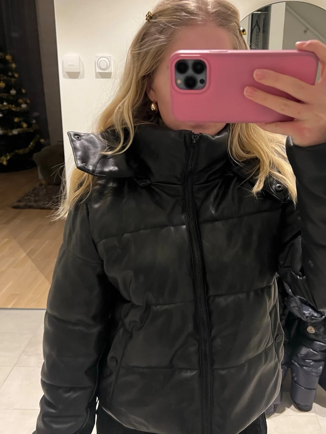 Svart pufferjacka i skinnimitation - 2