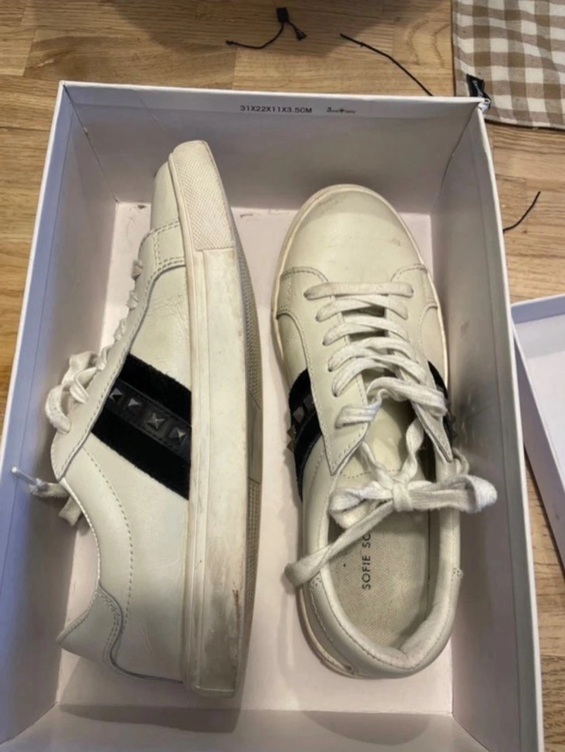 Vita sneakers från Sofie Schnoor - 2