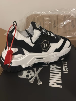 Philipp Plein  sneakers - Säljer ett par  Philipp Plein sneakers. Skorna kom i fel storlek och hann inte skicka tillbaka dom. Inköpt för 6000kr säljer för 3000kr för att jag vill få iväg dom då. KVITTO FINNS!! ALDRIG ANDVÄNDA!!