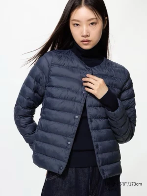 Mörkblå lättviktsdunjacka - Säljer en mörkblå, tunn och smidig dunjacka med rund halsringning och tryckknappar framtill. Jackan har en quiltad design och är perfekt för lager-på-lager. Passformen är normal och jackan är enkel att styla till olika outfits. Aldrig använd, men har ej prislapp kvar därför priset är lägre.