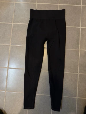 Ribbade träningstights från H&M - Svarta ribbade träningstights från H&M. Väldigt mjuka och sitter fint. 