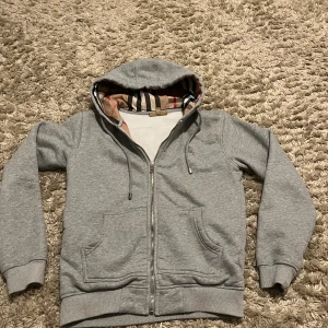 burrbery zip tröja  - Burberry zip tröja i s hör av dig om due intresserad 