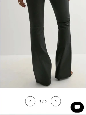 Svarta bootcut byxor med söm framtill - Säljer ett par svarta bootcut byxor från Nelly. De är i nyskick, endast provade