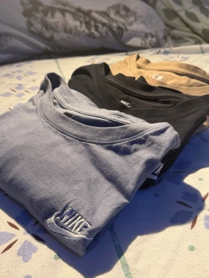 3 St Nike T shirts  - Svart i. XS  Blå och beige i S 3 st för 200 kan sälja för 85kr styck bud