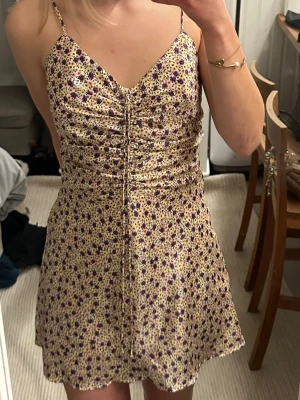 Blommig kortklänning från Zaea - Supersöt zara kortklänning. Passform xxs-s. Använd endast fåtal gånger☺️🙌