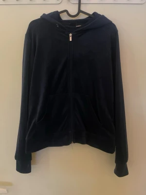 Marinblå mysig kofta med silvriga detaljer - Marinblå mysig kofta med silvriga detaljer! Storlek M men passar XS från Gina tricot 