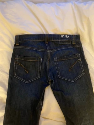 Mörkblå jeans från Dondup - Säljer ett par mörkblå jeans från Dondup i storlek W34, men det är  små i storlek så skulle säga att de passar nån som vanligtvis har w31/32 bättre. Skriv vid frågor
