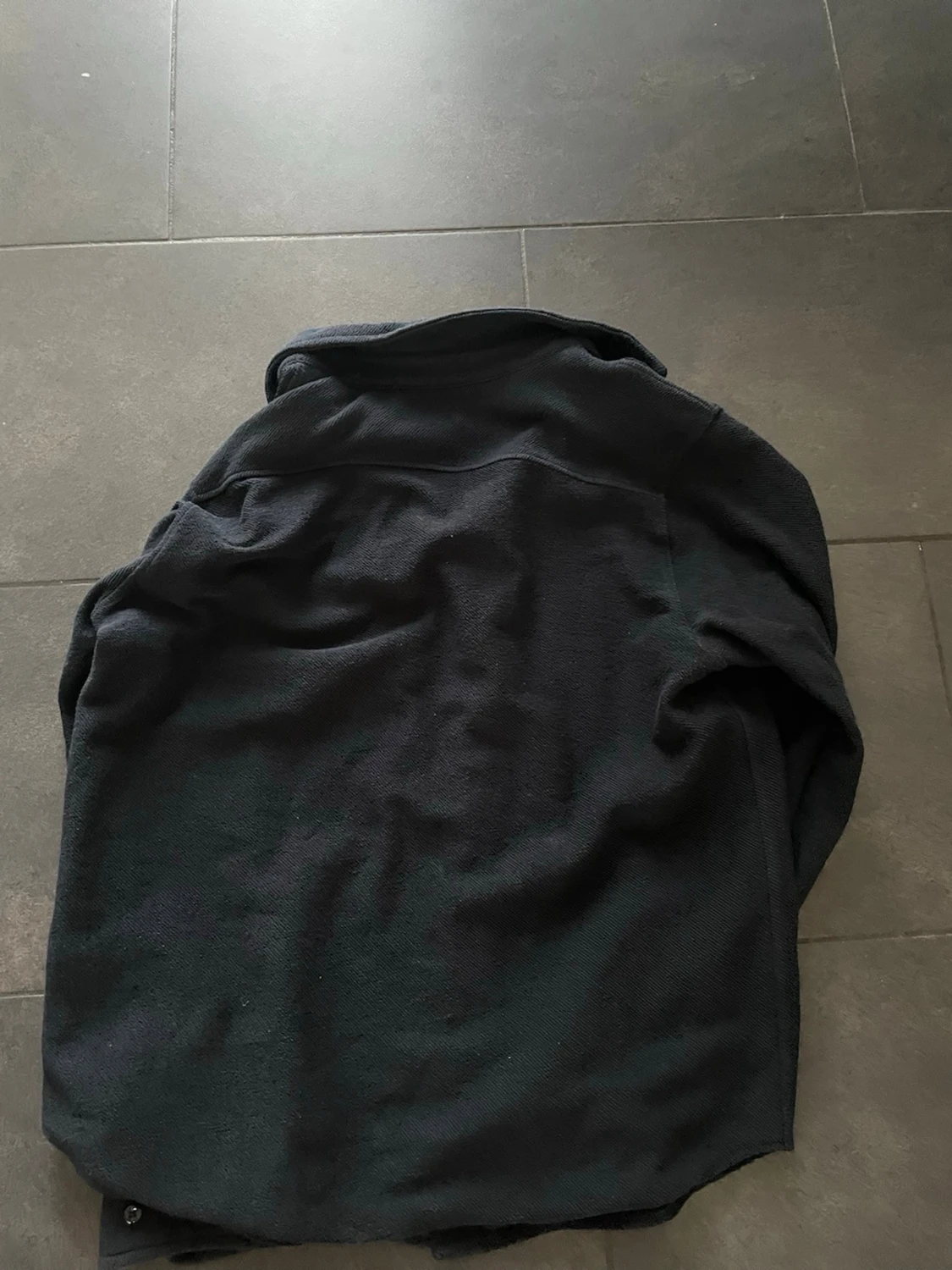 Svart overshirt med knappstängning - 1