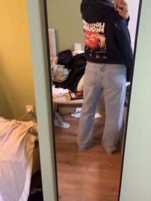 Ljusblå wide lågmidjade jeans - Säljer ett par ljusblå jeans från NAKD med bred passform och låg midja. Jeansen har klassiska fem fickor och rå, ofållad kant längst ner för en chill vibe. Perfekta om du gillar loose fit och vill ha en avslappnad stil. Säljer pga att de är försmå 