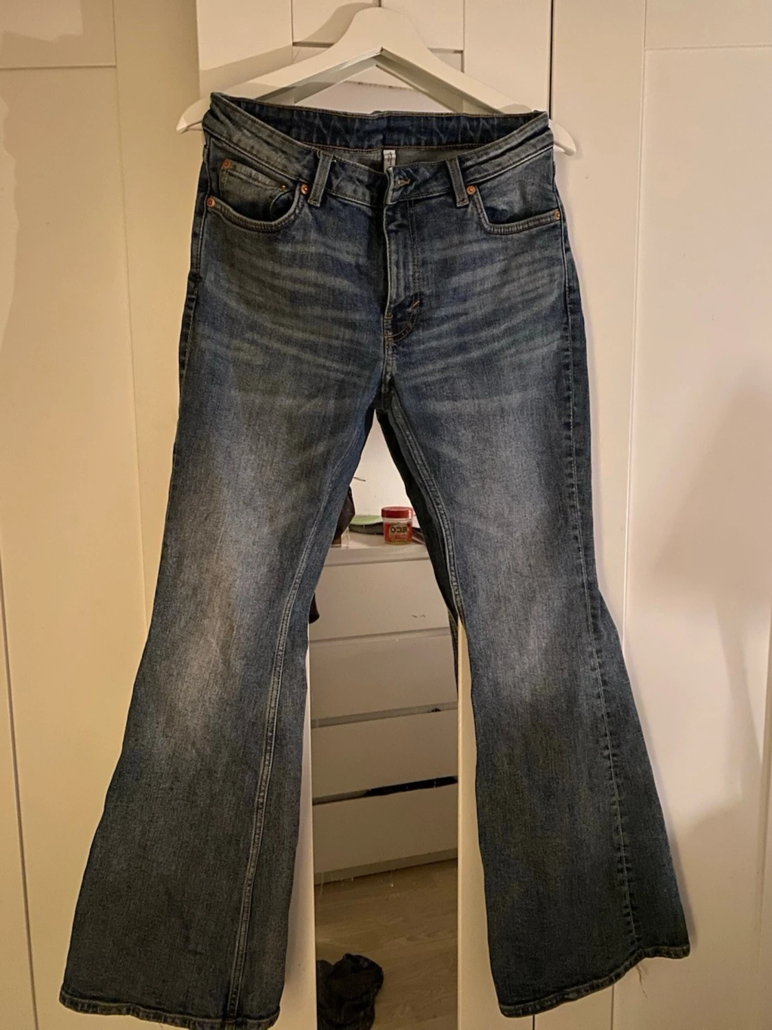Blå bootcut jeans