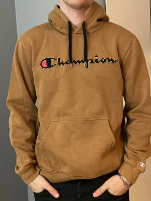Champion hoodie  - Champion hoodie med luva, storlek L men är ganska liten i storleken passsr nog super på en medium kille. En skön hoodie under kalla årstider.