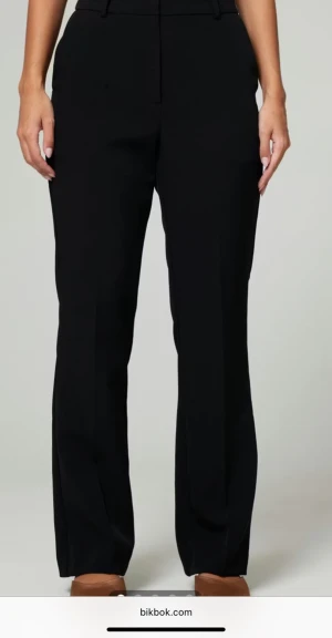 Svarta kostymbyxor från Bik Bok - Snygga svarta kostymbyxor från Bik Bok med klassisk rak passform och hög midja. 
