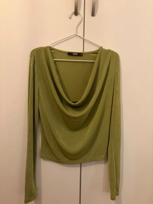 BikBok  - Långärmad vattenfallstopp, använd två gånger. 